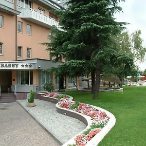 Отель Embassy, Перо