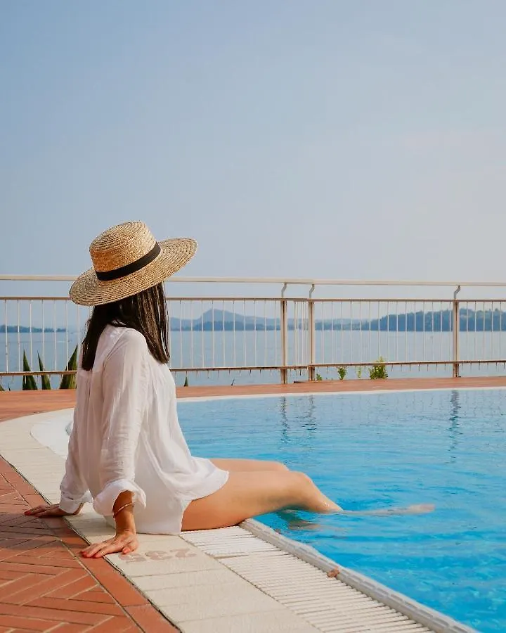 Hotel Villa Florida & Suite Apartments Gardone Riviera 4*,