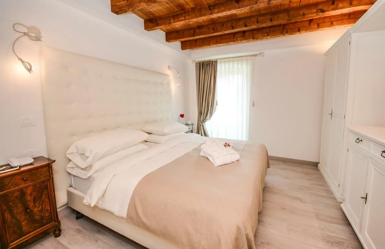 Hotel Villa Florida & Suite Apartments Gardone Riviera 4*,  İtalya