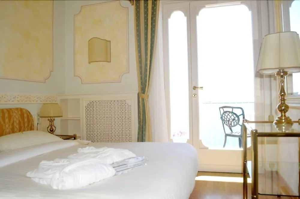 Hotel Villa Florida Suites&Suite Apartments Gardone Riviera 4*,